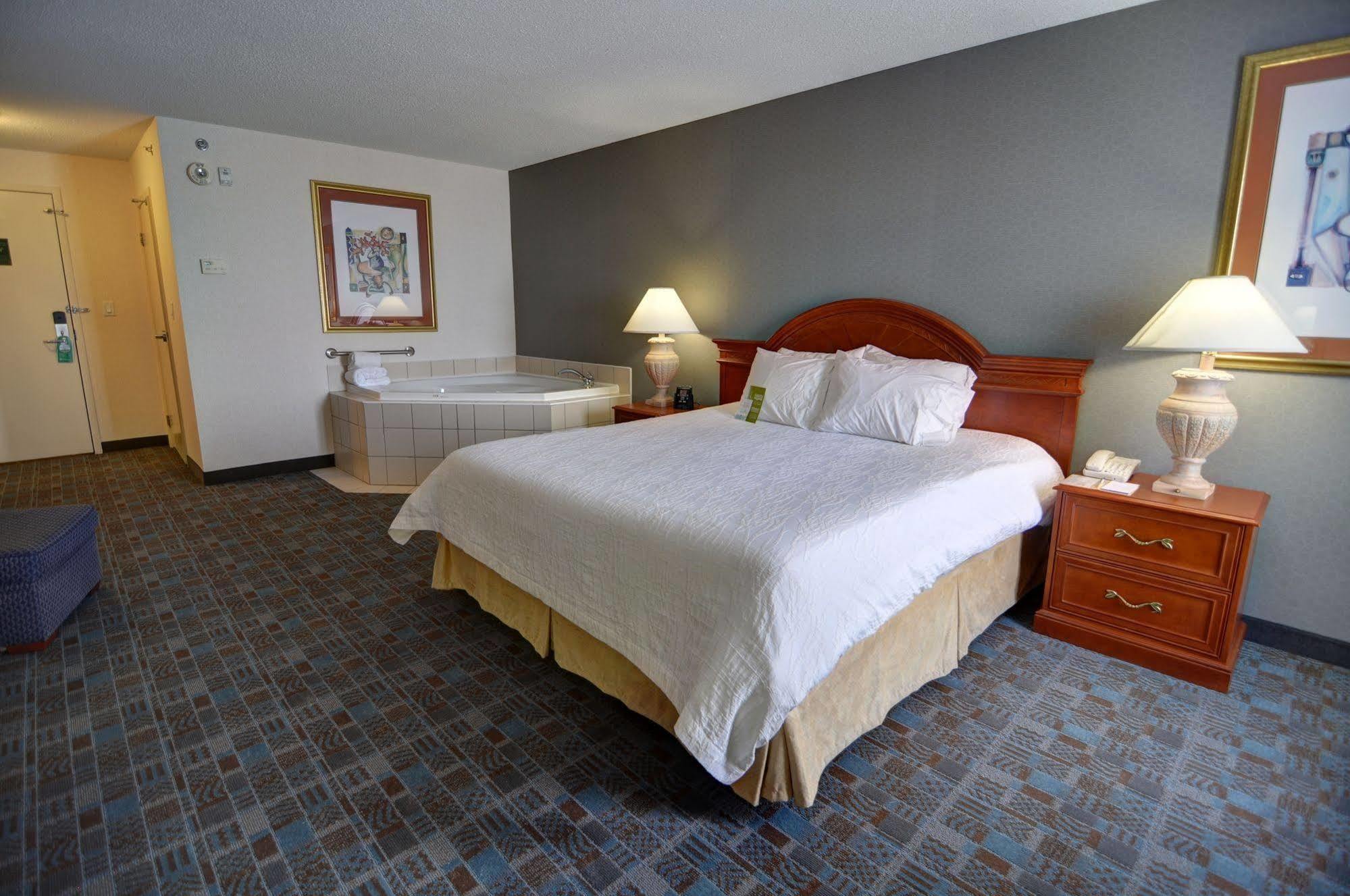 Hilton Garden Inn Toronto-Oakville Exterior photo